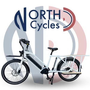 Vélo électrique longtail North Cycles. Logo rond derrière et logo horizontal au dessus du vélo.